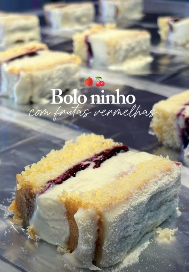 Bolo gelado ninho com frutas vermelhas